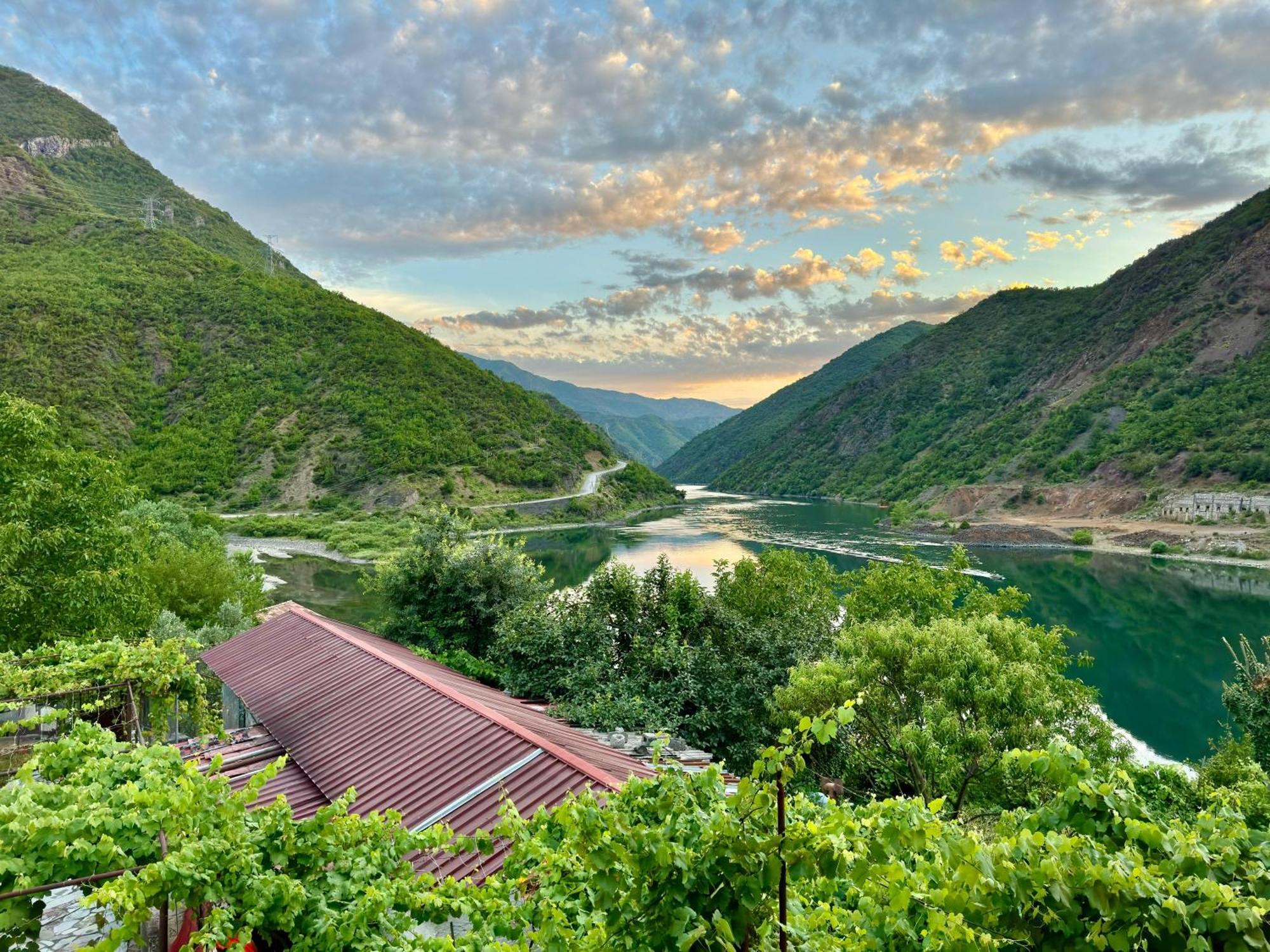 Koman_Lakeview_Apartments Shkodër エクステリア 写真